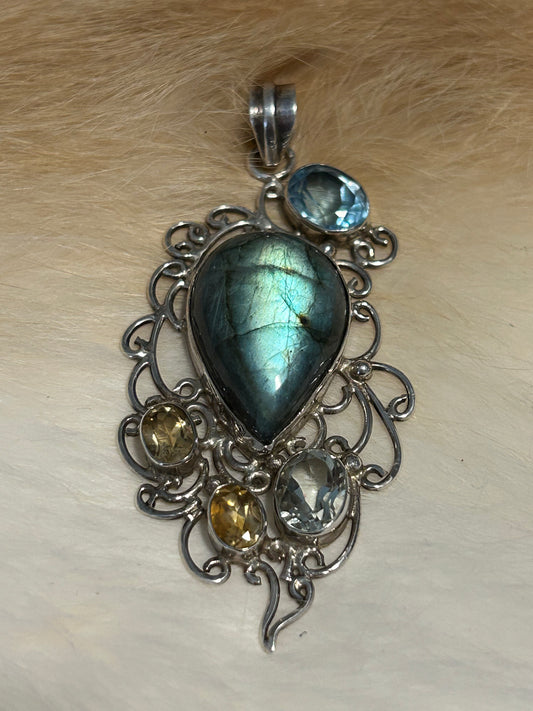 Elegant Sterling Silver Labradorite Pendant